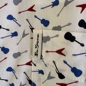 Ben Sherman Men’s Large Guitar Motif short sleeved button down shirt. EUC!